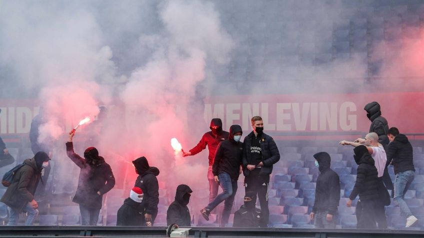 Locura en Holanda; Ultras detienen juego de la Eredivisie con bengalas y petardos