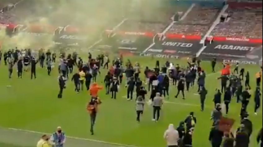 Afición de Manchester United invade Old Trafford antes de juego ante Liverpool (VIDEOS)