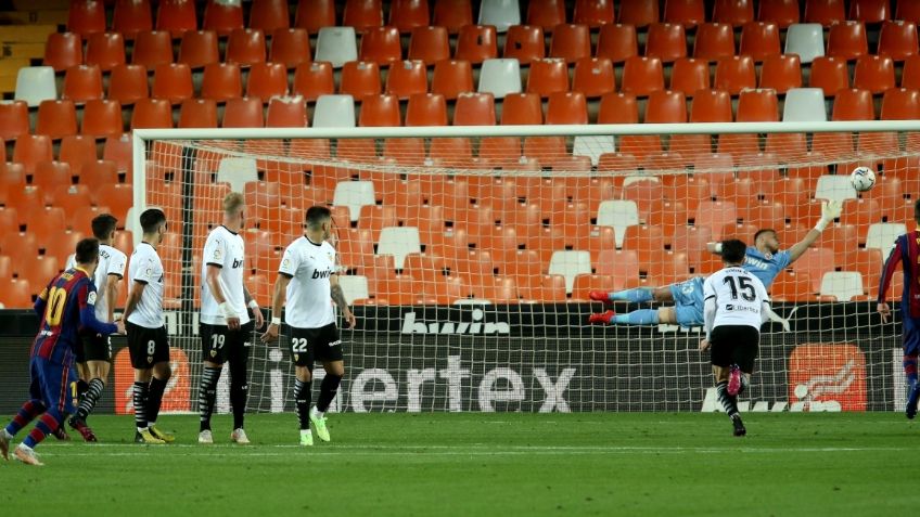 VIDEO: Tiro libre de Messi le da vida al Barcelona ante Valencia