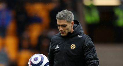 Raúl Jiménez reaparece en campo de juego; es ovacionado por afición de Wolves (VIDEO)