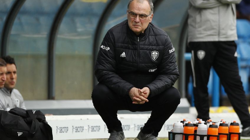 Nueva locura de Marcelo Bielsa: Intercambia camperas con ayudante de campo rival