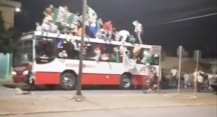 VIDEO VIRAL: Aficionado de Santos CAE de un autobús durante festejos