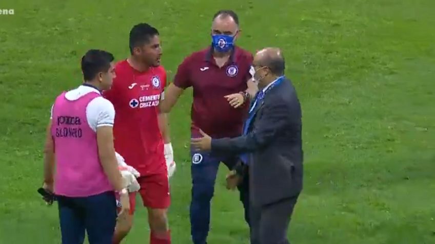 Cruz Azul: Jesús Corona EMPUJÓ a comisarios de la Liga MX en festejo (VIDEO)