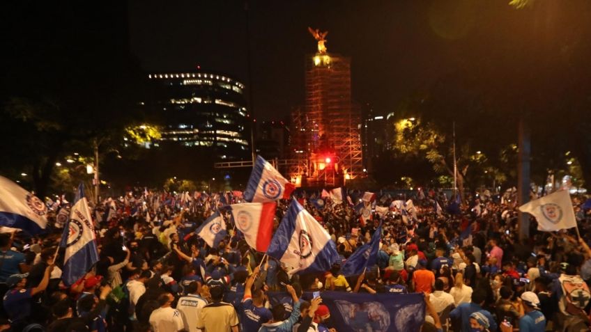 ¿Cuántos aficionados de Cruz Azul festejaron ayer en el Ángel?