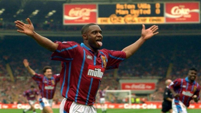 Exjugador de la Premier League muere por descarga y patadas en la cabeza