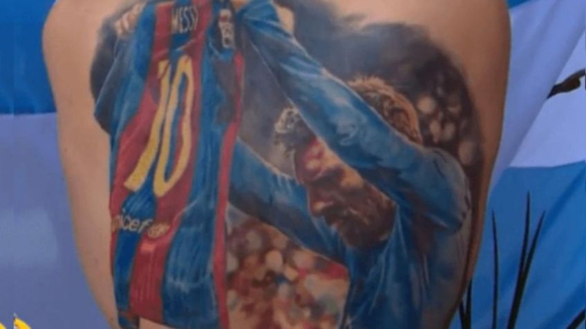 Lionel Messi FIRMA tatuaje de fanático brasileño y cumple su sueño (VIDEO)