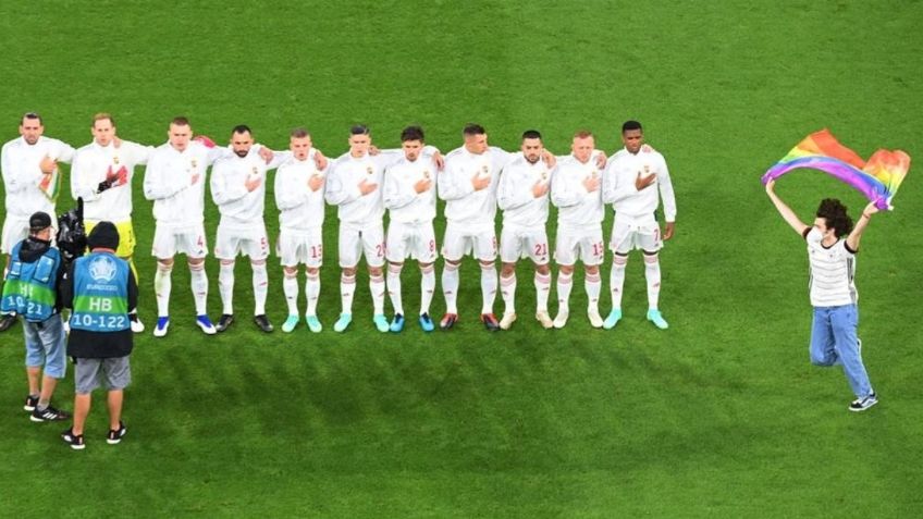 Espontáneo invade el Alemania vs Hungría con la bandera LGBT (VIDEO)