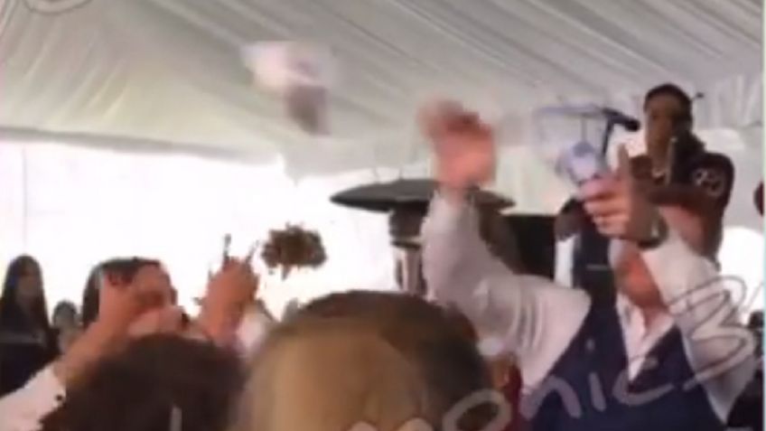 Canelo Álvarez regala lluvia de billetes en bautizo de su ahijada (VIDEO)