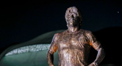 Messi y la selección argentina develan estatua gigante de Diego Maradona (VIDEO)