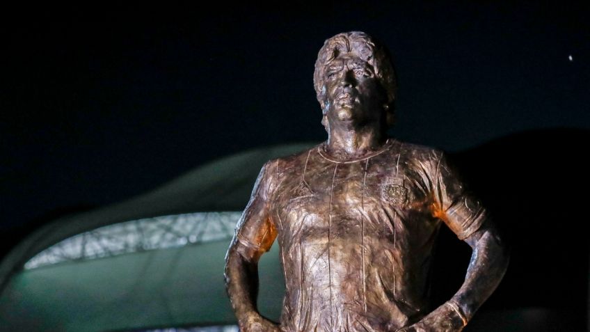 Messi y la selección argentina develan estatua gigante de Diego Maradona (VIDEO)