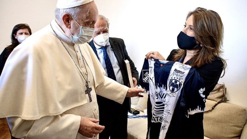 Aficionada del Monterrey le regala playera autografiada al Papa Francisco