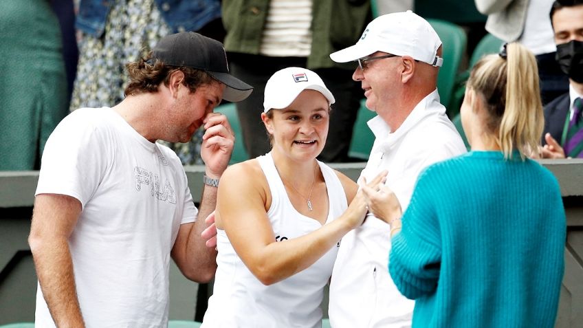 Ashleigh Barty emula festejo de leyenda del tenis tras ganar Wimbledon (VIDEO)