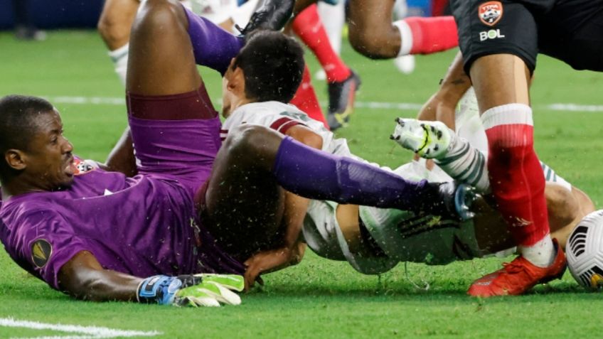 Chucky Lozano, noqueado tras brutal choque; así se vio el duro golpe en el ojo (VIDEO)