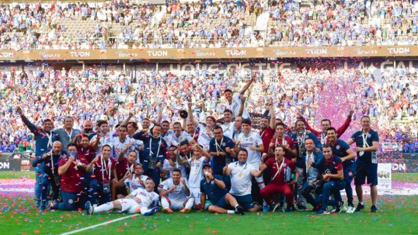 ¡Campeón de Campeones! Cruz Azul celebra otra vuelta olímpica ante León