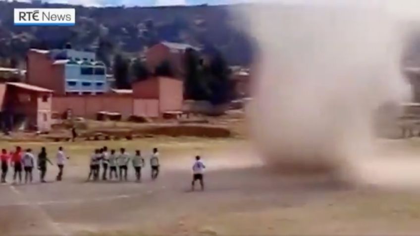 ¡Insólito! Remolino irrumpe en partido de futbol y se come al árbitro (VIDEO)