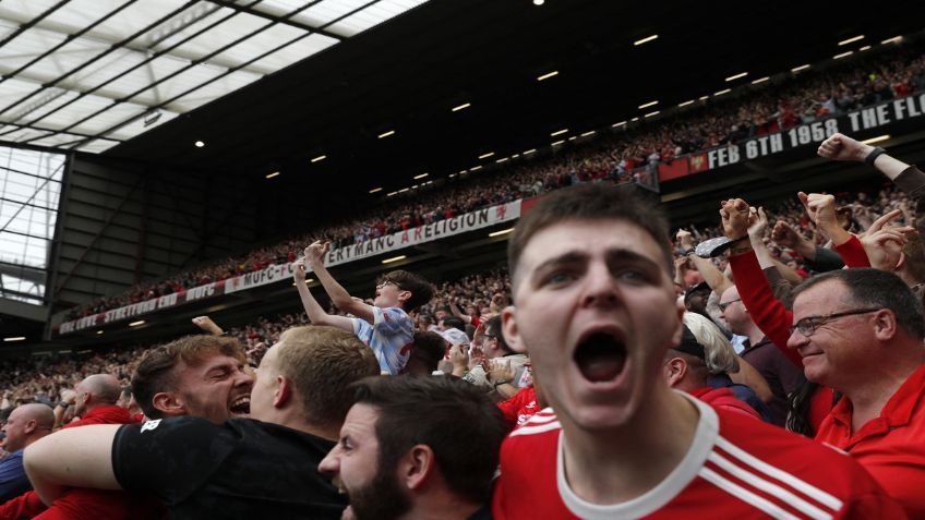 Hooligans arman trifulca tras goleada 5-1 del Manchester United al Leeds (VIDEO VIRAL)