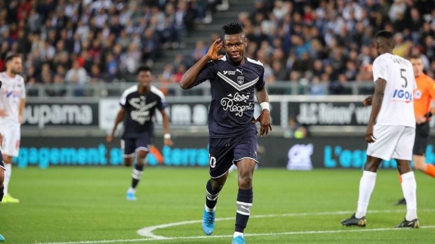 ¡Qué susto! Jugador se desvanece en pleno partido; sale por su propio pie (VIDEO)