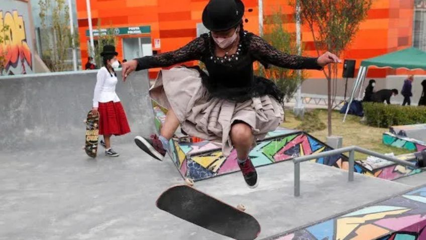 Cholitas de Bolivia se suben a la patineta con el furor del skate (VIDEO)