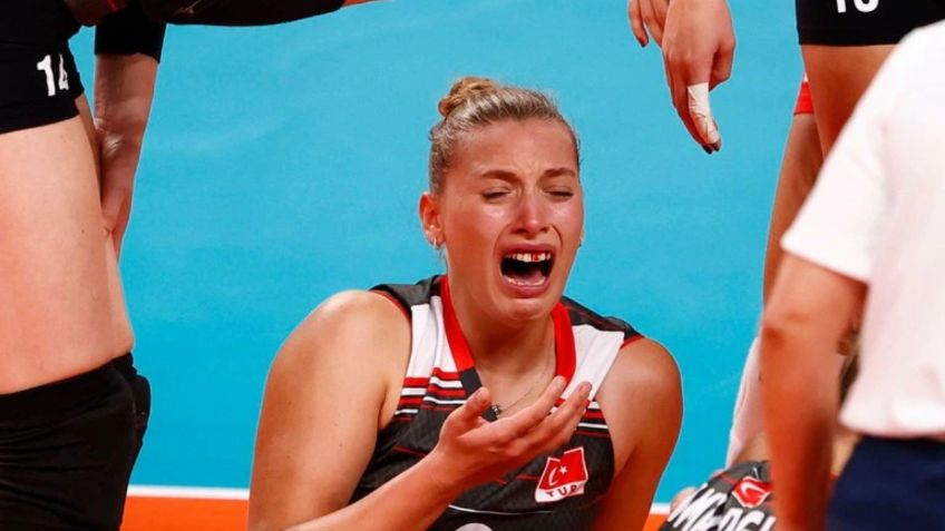 Tokio 2020: Jugadora de voleibol pierde dientes tras chocar con su compañera (VIDEO)