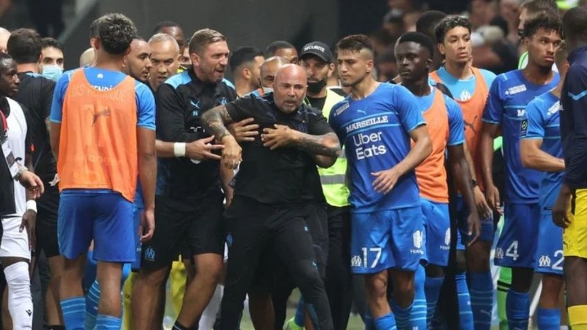 Locura en Francia: Invasión de público, puñetazos y partido suspendido (VIDEO)