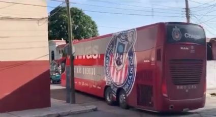 Autobús de filial de Chivas es captado en sentido contrario y tirando cables de luz