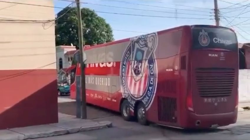 Autobús de filial de Chivas es captado en sentido contrario y tirando cables de luz