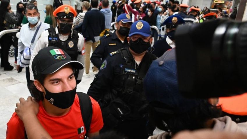 Diego Lainez denuncia robo de una computadora en Aeropuerto de la CDMX