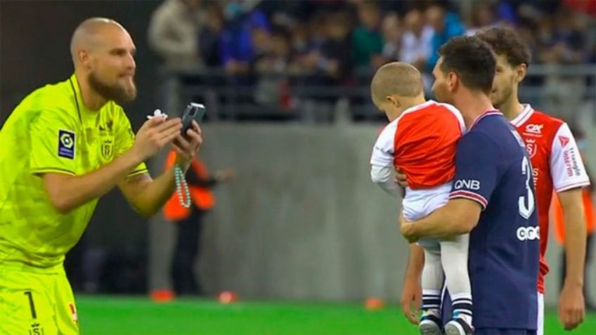 ¡Épico! Portero del Reims pide una foto a Messi con su hijo en brazos (VIDEO)