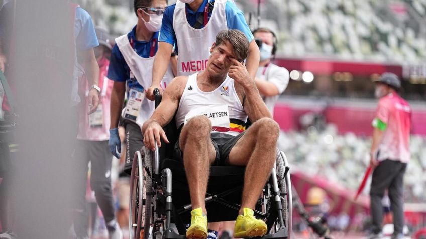 Tokio 2020: Atleta sufre terrible ACCIDENTE y lo sacan en silla de ruedas (VIDEO)