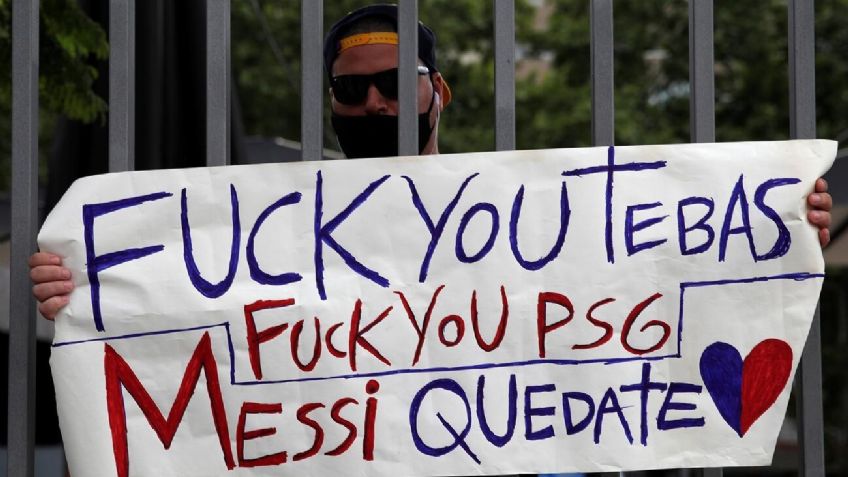 Decenas de aficionados protestan en el Camp Nou por la partida de Lionel Messi
