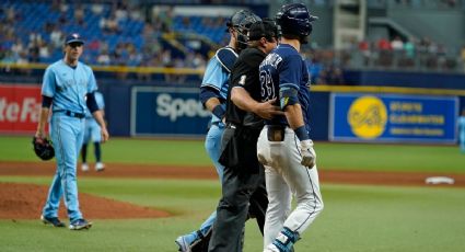 MLB: Se vale sobar; bateador recibe pelotazo directo en la espalda. ¿Karma? (VIDEO)