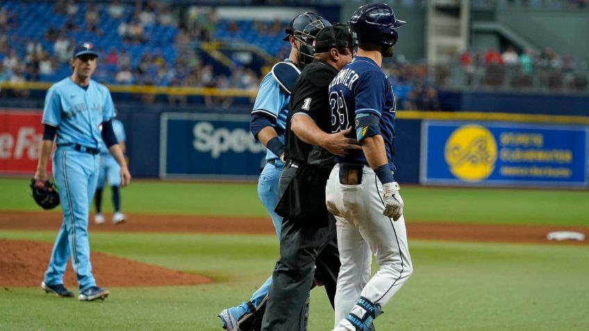 MLB: Se vale sobar; bateador recibe pelotazo directo en la espalda. ¿Karma? (VIDEO)