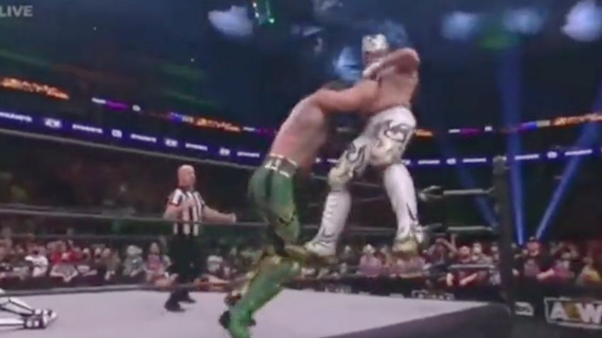 ¡Terrible lesión! Luchador Rey Fénix cae mal y se lastima el brazo gravemente (VIDEO)