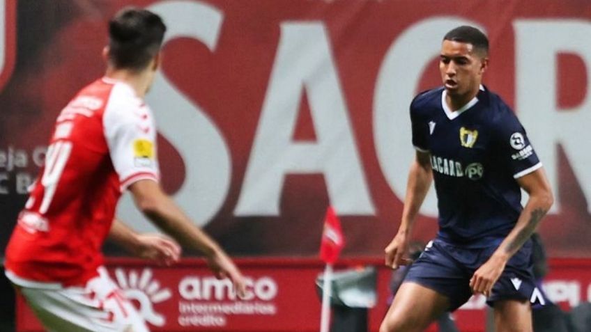 ¡El oso del año! Dos defensas cometen increíble error que termina con gol (VIDEO VIRAL