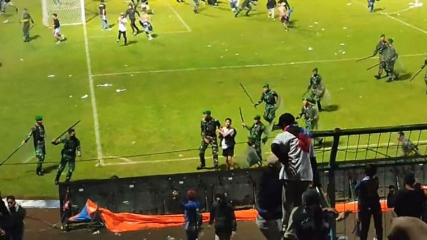 Reportan decenas de heridos y muertos en un estadio del futbol de Indonesia
