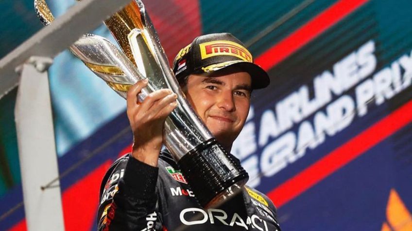 Comentarista español se queja del himno mexicano en premiación de Checo Pérez