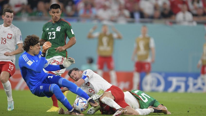 Así PARÓ el penal Guillermo Ochoa a Robert Lewandowski (VIDEO)