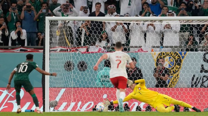 Portero de Polonia hace un Memo Ochoa y para penal contra Arabia Saudita (VIDEO)