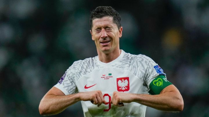 Robert Lewandowski LLORA tras anotar su primer gol en un Mundial (VIDEO)