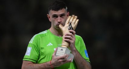 ¡Polémico! Dibu Martínez celebra el Guante de Oro, pero es severamente criticado (VIDEO)