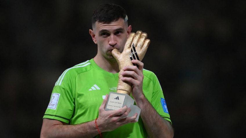 ¡Polémico! Dibu Martínez celebra el Guante de Oro, pero es severamente criticado (VIDEO)