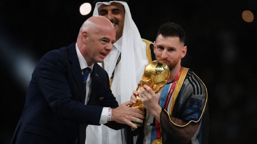 ¿Qué es la bata que le pusieron a Messi para levantar la Copa del Mundo ?