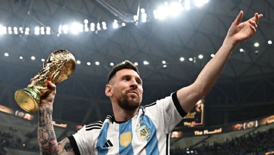 Messi duerme con la Copa del Mundo; así despertó en Argentina (FOTO)