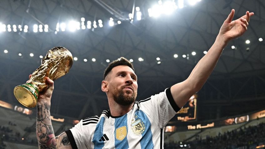 Messi duerme con la Copa del Mundo; así despertó en Argentina (FOTO)