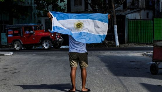 Aficionado cae desde un puente al querer subirse al autobús de Argentina (VIDEO)