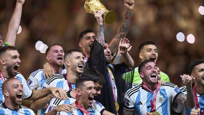 ¡Sustote! Messi y compañeros casi se CAEN del autobús en recorrido (VIDEO)