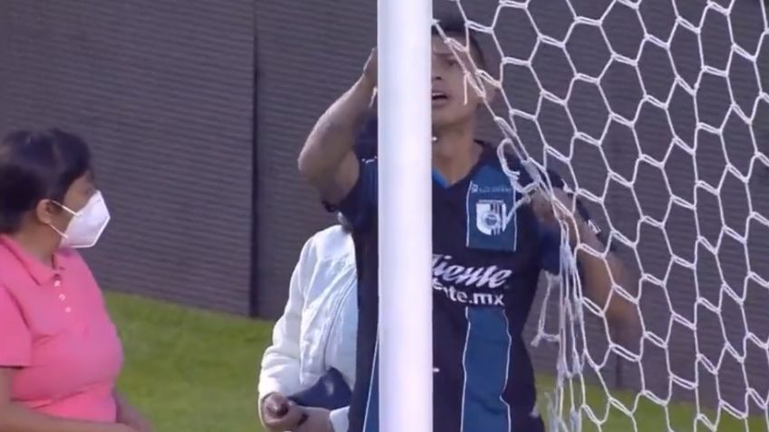 Aficionado aprovecha disturbios en el Querétaro vs Atlas para robarse red de portería (VIDEO)
