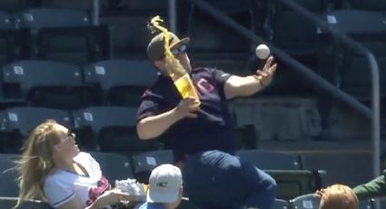 MLB: ¡Momento incómodo! Moja a su pareja por atrapar la bola a una mano (VIDEO)