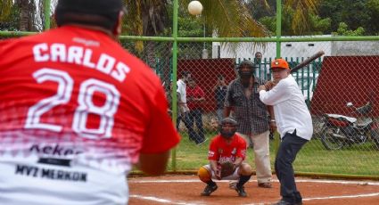 ¿Qué posición juega AMLO en sus partidos de béisbol?