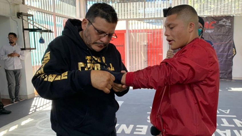 Ryan García recibe golpe del papá de Pitbull Cruz por no firmar pelea